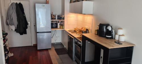 une cuisine avec un réfrigérateur et un plan de travail dans l'établissement Le prestige, à La Celle-sous-Gouzon