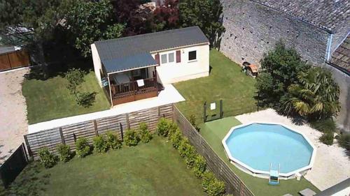 gite récent, piscine privativeの敷地内または近くにあるプール