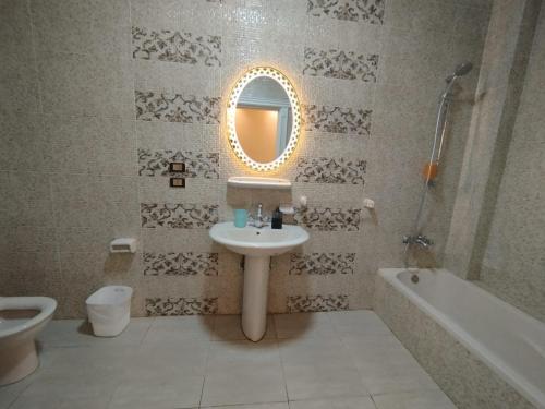 Ένα μπάνιο στο Shiny 3 Rooms Apartment