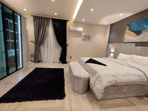 Ένα ή περισσότερα κρεβάτια σε δωμάτιο στο Shiny 3 Rooms Apartment