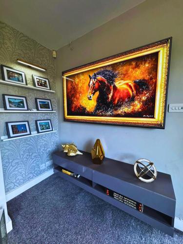 Μια τηλεόραση ή/και κέντρο ψυχαγωγίας στο Luxury 3-Bed w- garden & game Room 5 mins from Chester