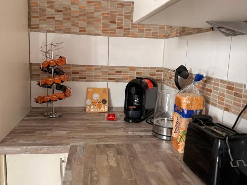 a kitchen with a counter top with a coffee maker at DREAMZzz AltstadtTraum im Herzen Coburgs Parkplatz in Coburg