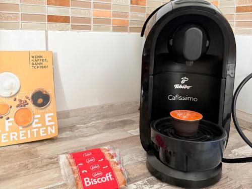 a black coffee machine sitting on a counter next to a box at DREAMZzz AltstadtTraum im Herzen Coburgs Parkplatz in Coburg