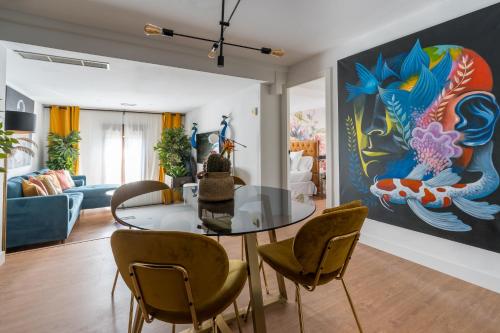 una sala da pranzo con tavolo e sedie in vetro di Constanza, la vecina de Cervantes ad Alcalá de Henares