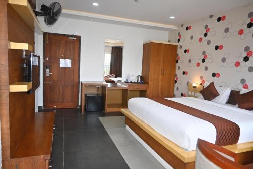 Una cama o camas en una habitación de Theertha Inn