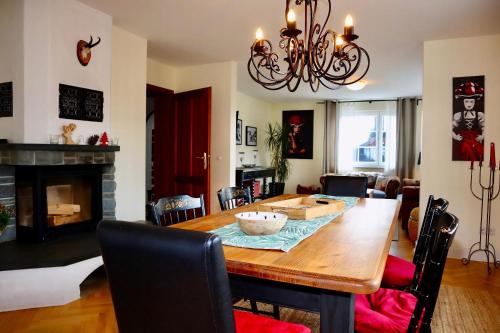 a dining room with a table and a chandelier at Ferienhaus Feldberg in Mittelfalkau