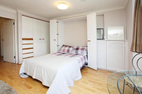 A bed or beds in a room at Tower Bridge Apartment