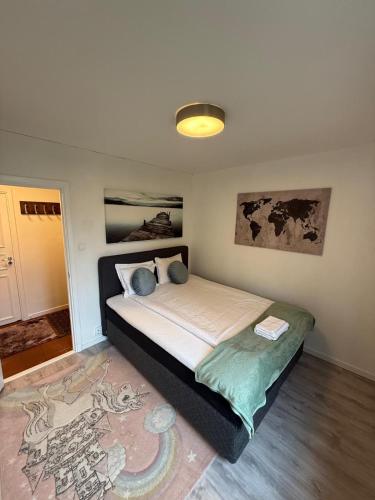 Cama o camas de una habitación en Spacious apartment near the subway