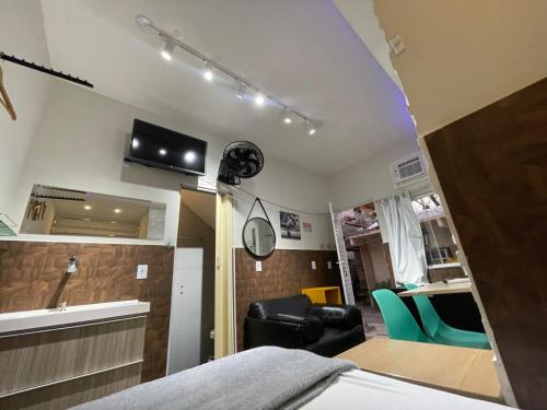 une chambre avec un lit et un salon dans l'établissement Tiny house AR, Wi-Fi, TV cozinha, proximo a Unig, à Nova Iguaçu