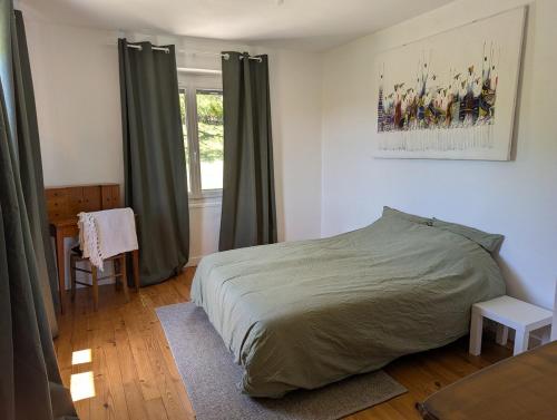 une chambre avec un lit, une table et une fenêtre dans l'établissement Les Ouches, à Bessamorel