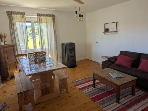 un salon avec un canapé et une table dans l'établissement Les Ouches, à Bessamorel