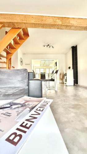 un salon avec un lit et une salle à manger dans l'établissement La Verrière d'Opale - Maison proche plage et CNPE EDF, à Grand-Fort-Philippe