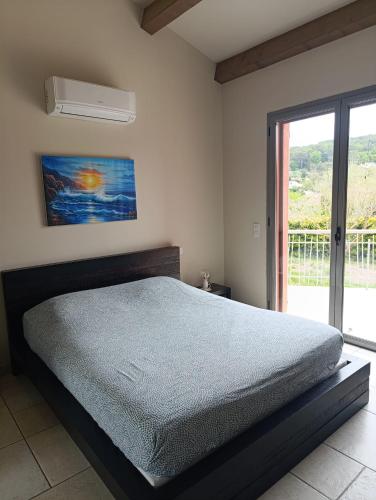 une chambre avec un lit et une grande fenêtre dans l'établissement Villa près de la mer, à Vallauris