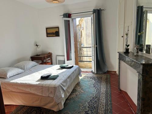 - une chambre avec un grand lit et une cheminée dans l'établissement La Comtoise, à Thèzan-lès-Béziers