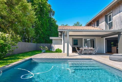 une cour arrière avec une piscine et une maison dans l'établissement Villa Landa, à Angresse