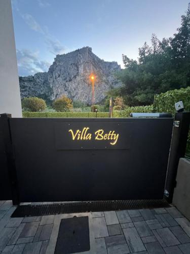 a black gate with a sign that reads villaedia identity at Villa Betty Apartments in Arco