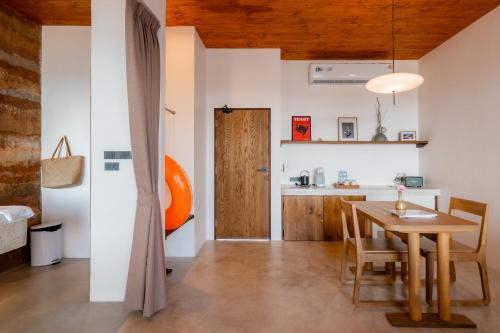 Kuchyň nebo kuchyňský kout v ubytování Furusato Shack Pranburi ฟูรุซาโตะ แชค ปราณบุรี ふるさとシャック