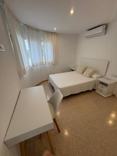 Ένα ή περισσότερα κρεβάτια σε δωμάτιο στο Villa 206 Isabel by Menorcarentals