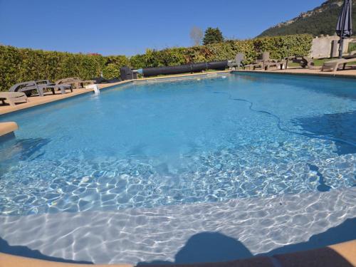 une grande piscine avec de l'eau bleue dans l'établissement Appart. 4 pers a 6 Kms de Cassis avec acces piscine, à Roquefort-la-Bédoule