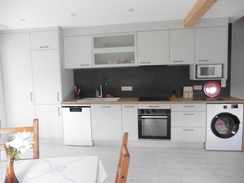 Appartement dans maison en pierre proche sortie autoroute A6