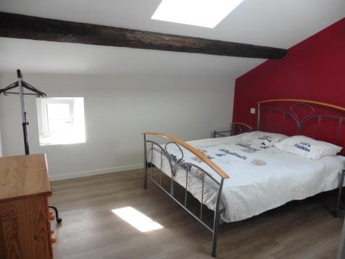 Ένα ή περισσότερα κρεβάτια σε δωμάτιο στο Appartement dans maison en pierre proche sortie autoroute A6