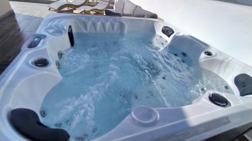 d'une baignoire avec de l'eau bleue. dans l'établissement Rustic House Smaro, à Émbonas