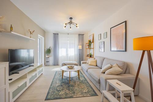 Bella Zara lux apartment with jacuzzi, grill & garden