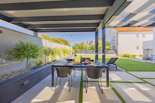 Bella Zara lux apartment with jacuzzi, grill & garden
