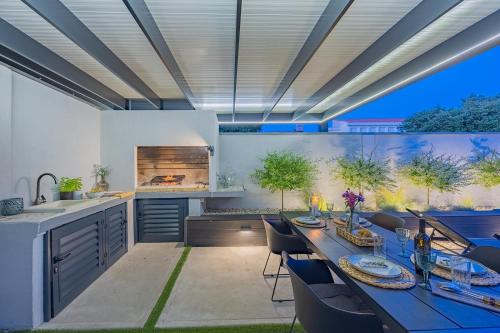 Bella Zara lux apartment with jacuzzi, grill & garden