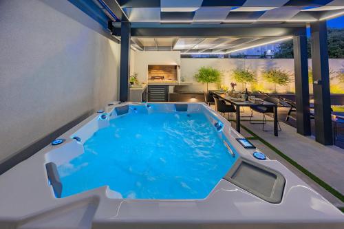 Bella Zara lux apartment with jacuzzi, grill & garden