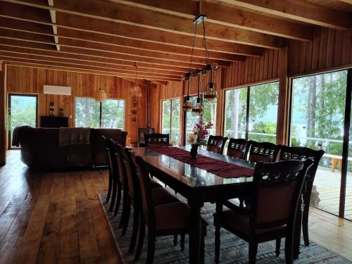 a dining room with a long table and chairs at La Casona De Junia in Puerto Rico