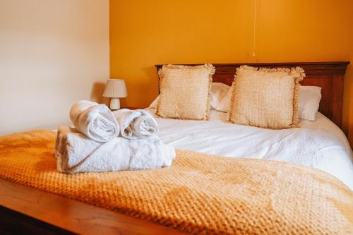 Katil atau katil-katil dalam bilik di Luxury farmhouse Sleeps 8 hottub Brecon Beacons