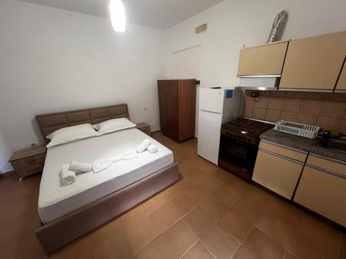 mały pokój z łóżkiem i kuchnią w obiekcie Vila Roel we Wlorze