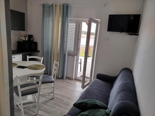 a living room with a couch and a table and a kitchen at Noel in Seline