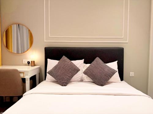 Ένα ή περισσότερα κρεβάτια σε δωμάτιο στο Axon Residence Bukit Bintang by TaheeenS