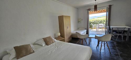 Ένα ή περισσότερα κρεβάτια σε δωμάτιο στο Studio Dolce & Vita A1 avec piscine et terrasse