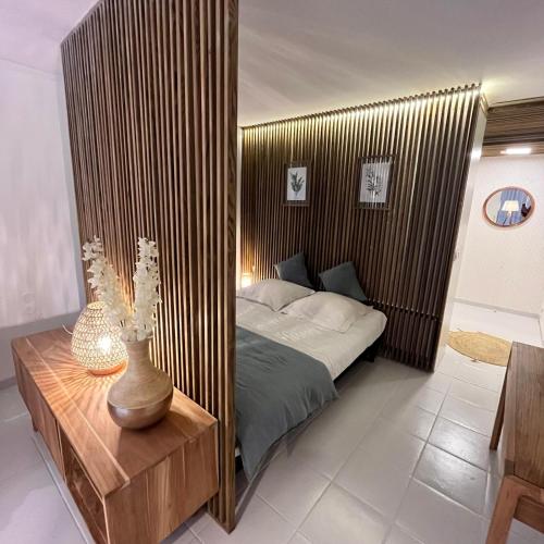 Кровать или кровати в номере Appartement avec superbe VUE MER Pierre et Vacances Sainte-Anne Guadeloupe OCEAN LILI's EYES