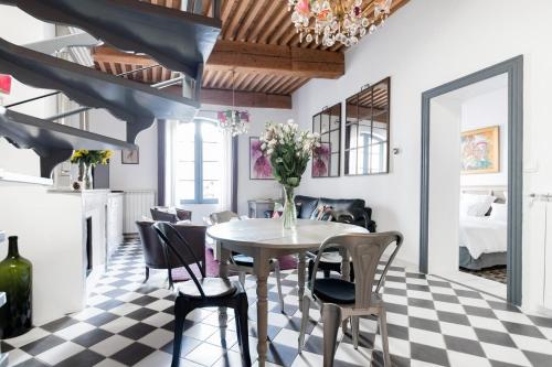 une salle à manger avec une table et des chaises dans l'établissement Modern Provençal Village House of 1300 Square Feet, à Saint-Rémy-de-Provence