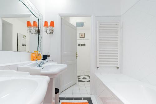 une salle de bain blanche avec un lavabo et une douche dans l'établissement Modern Provençal Village House of 1300 Square Feet, à Saint-Rémy-de-Provence