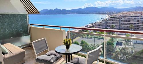 Cannes Studio Vue mer Panoramique Château de la Mer