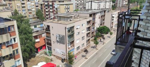 eine Draufsicht auf eine Stadtstraße mit Gebäuden in der Unterkunft Dudino gnezdo in Bor