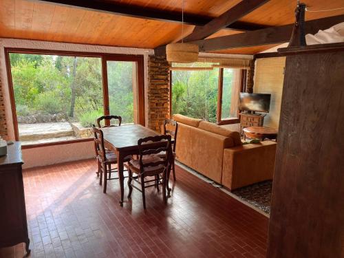 un salon avec une table et un canapé dans l'établissement Gite au Capitou, à Fréjus