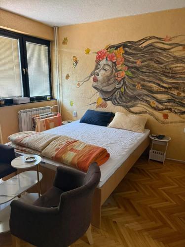 ein Schlafzimmer mit einem Wandbild einer Frau an der Wand in der Unterkunft Dudino gnezdo in Bor