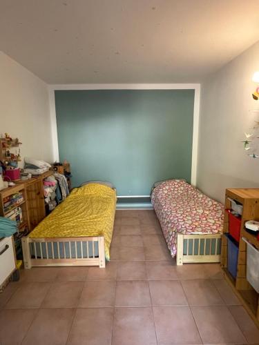 une chambre avec deux lits dans une pièce dans l'établissement Villa familiale au calme, à Fréjus