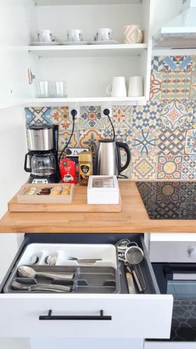 Il comprend une cuisine équipée d'un évier et d'une cuisinière. dans l'établissement Charmant logement entre la gare et le centre-ville, à Lorient