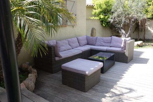 d'une terrasse avec un canapé et une table basse. dans l'établissement Villa Morticcione, à Zonza