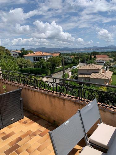 Photo de la galerie de l'établissement F2 Sea view, pool & terrace Saint-Aygulf and car place, à Fréjus