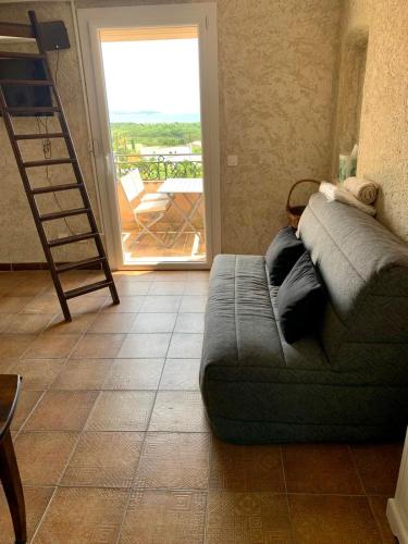 Photo de la galerie de l'établissement F2 Sea view, pool & terrace Saint-Aygulf and car place, à Fréjus