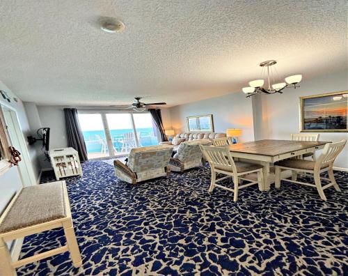 Χώρος καθιστικού στο Vacation in Comfort and luxury - 3BR Direct Oceanfront - Wyndham Ocean Walk Resort 2125