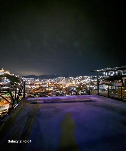 ein Blick auf eine Stadt bei Nacht in der Unterkunft Casa Linda Vista 2 in Cedro